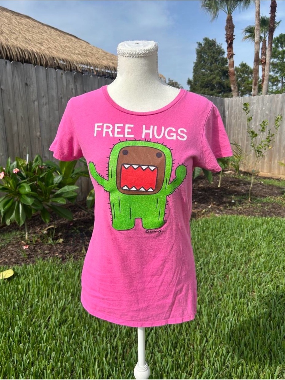 Y2K Pink Domo cotton t-shirt with Cactus domo w 'FREE HUGS' text Size M